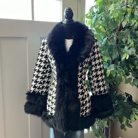 STUNNING Houndstooth Faux Fur collar & cuffs Belted Coat! It’s simply BEAUTIFUL! - Picture 4 of 16